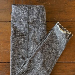 LULULEMON tight stuff tight size 6 in excellent condition.